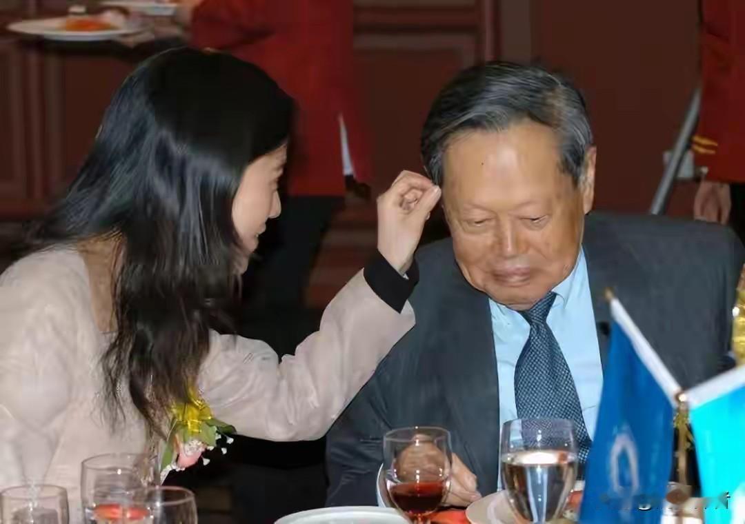 103岁的杨振宁与世长辞，陪伴了杨老21年的妻子翁帆可能是最伤心最难过的。2