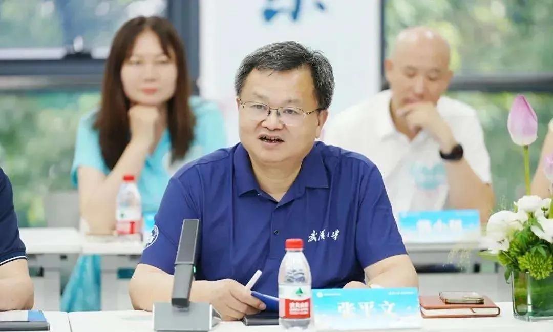武汉大学这么出名校友老教授都急了校长张平文稳坐钓鱼台他回应说还在处理中，