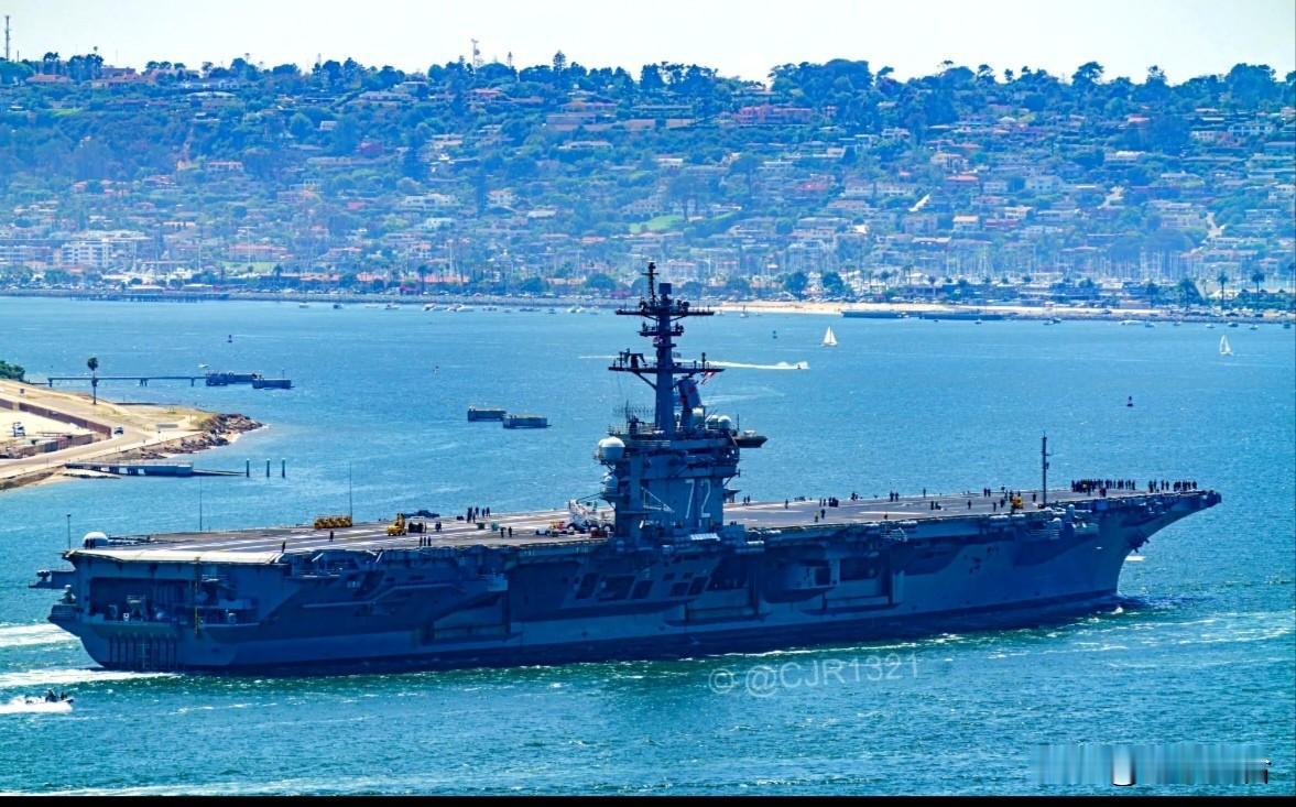 12月25日，美国海军“林肯”号航母驶入南海。都不嫌丢人，又跑来显摆！半
