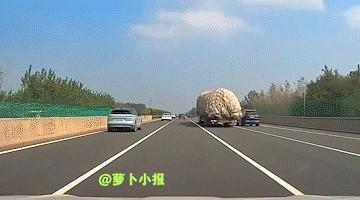倒霉啊，换做是谁都躲不过去。网友10月7日发布视频，视频车在高速上正常行驶，右