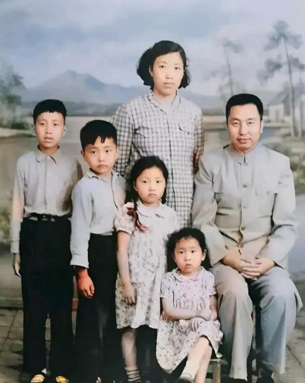 这是华主席一家六口，于1961年在湖南长沙拍摄的一张全家福，四个孩子都还小。但鲜