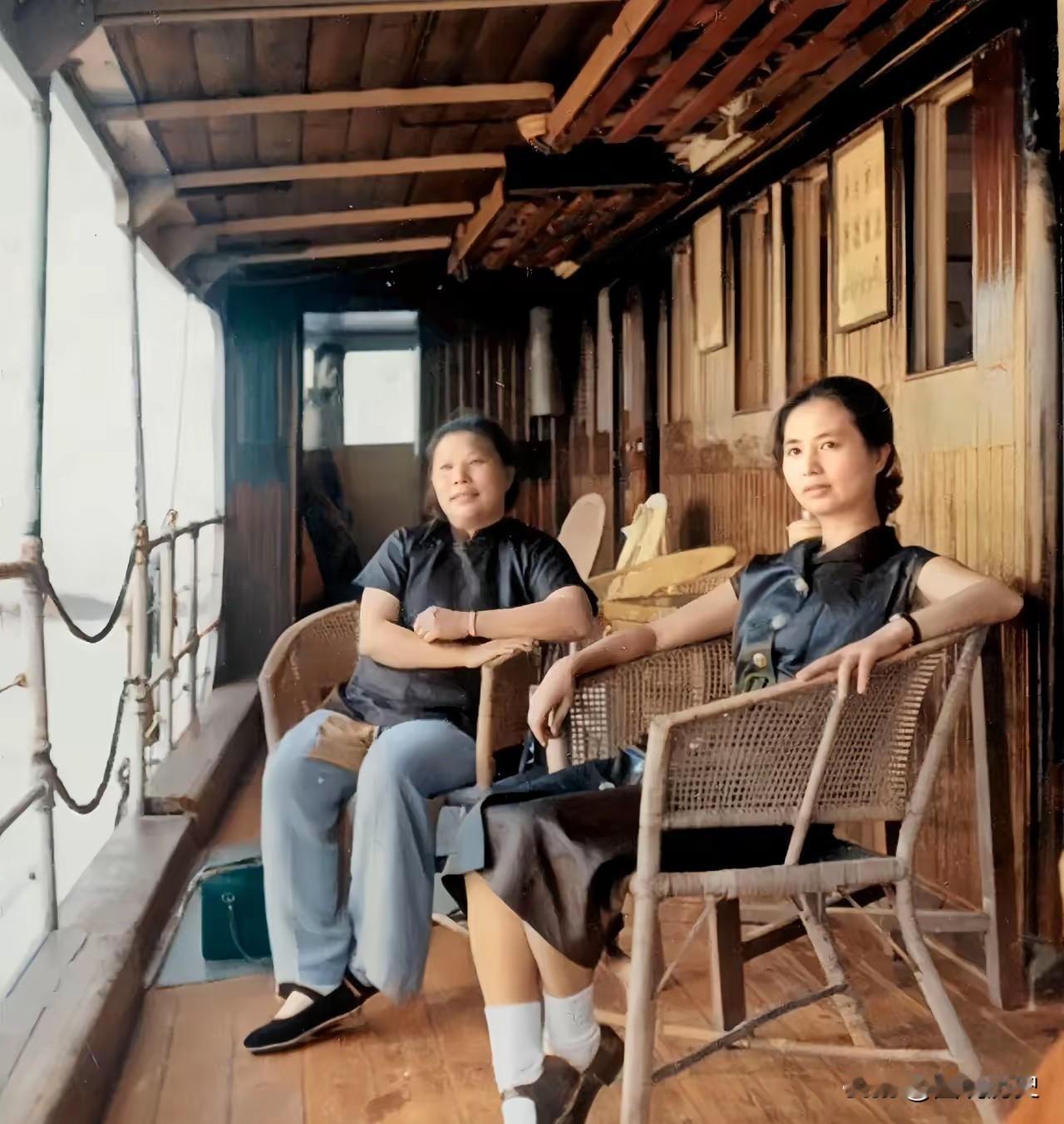 太震撼了，真的太震撼了！你敢相信吗？1959年的长江客轮上，元帅夫人竟穿着补