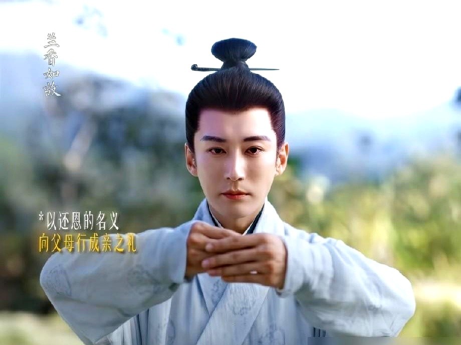 “找了十年的坟头，站那不嚎就是演砸了没人性？”第38集播出后，谭松韵这场哭戏被骂惨了。无碑土包前，她