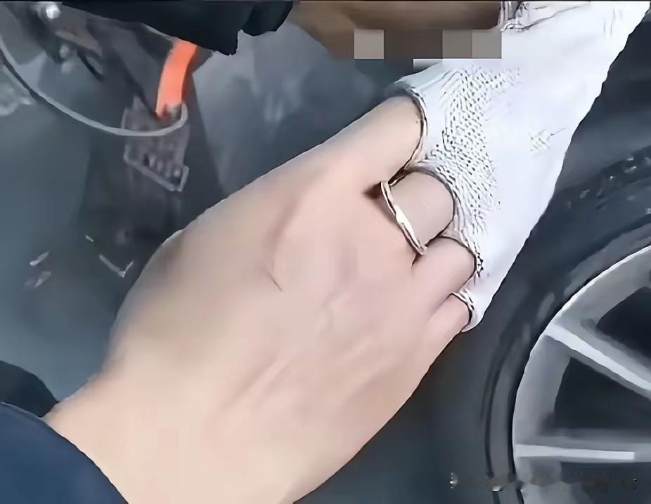 广东东莞，一名车主到汽修店补轮胎，因为全程盯着维修过程，竟意外发现让人后背发凉的