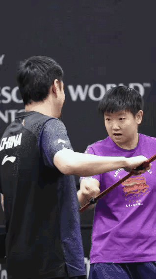 新加坡大满贯训练馆里，孙颖莎和教练Coco这一幕，看着太有意思了。莎莎