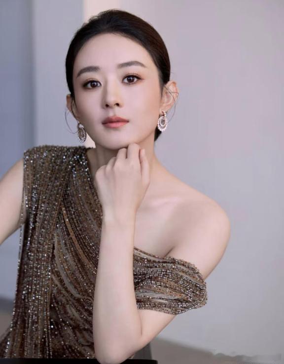 1.赵丽颖不会过多干涉朋友的私事，因为她自己也不喜欢被人管束。比起替别人做决定