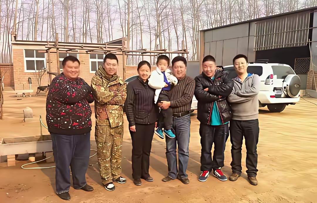 德云社早期照片，你能够认得出哪几个？这张照片里，我能够认得出几个！于谦抱着