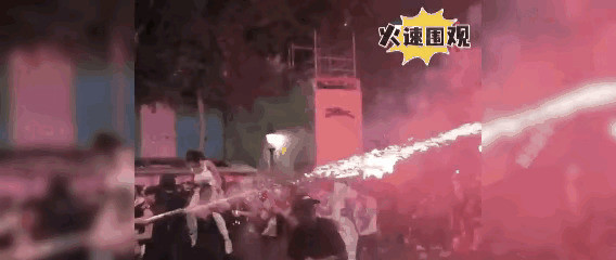 巴黎街头打群架，黑人阿拉伯人乱成一团---