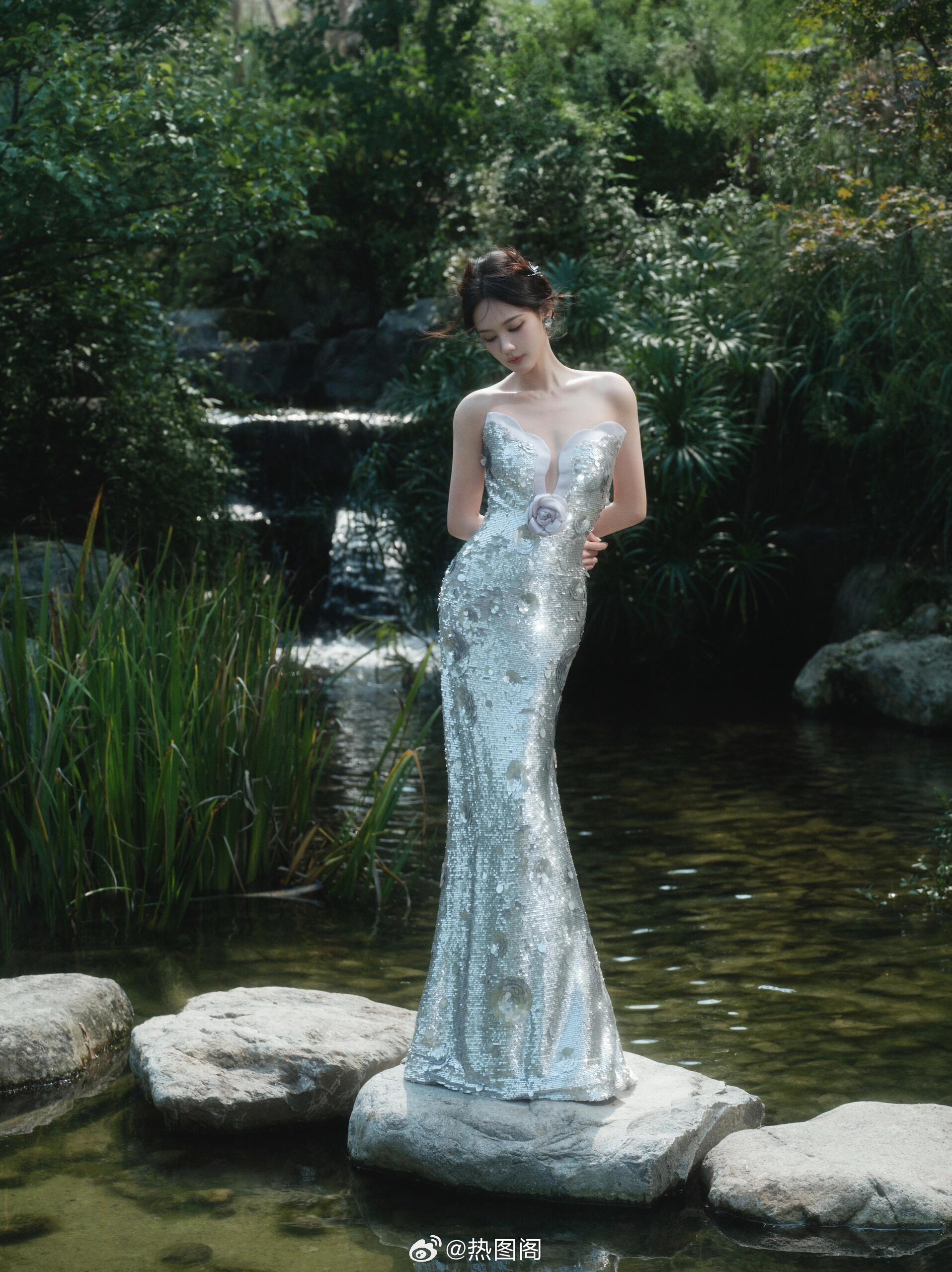 李一桐原来那么“有料”！银色鱼尾裙秀凹凸曲热图阁公众号