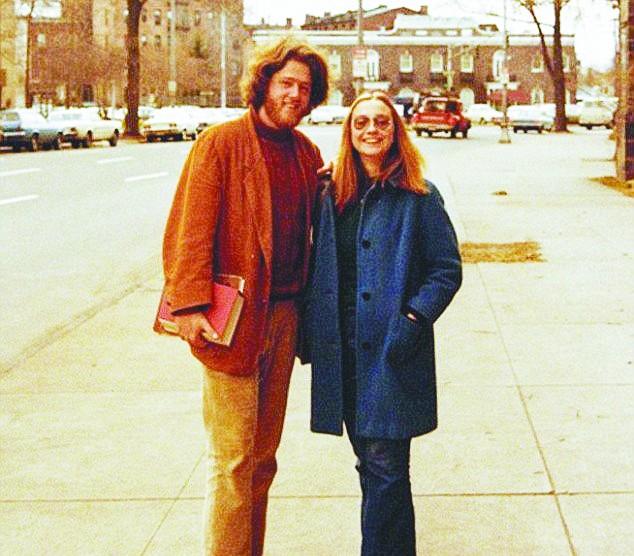 希拉里年轻时不好看，克林顿好看点。希拉里属于越老越有气质系列，老了反而比年轻时美