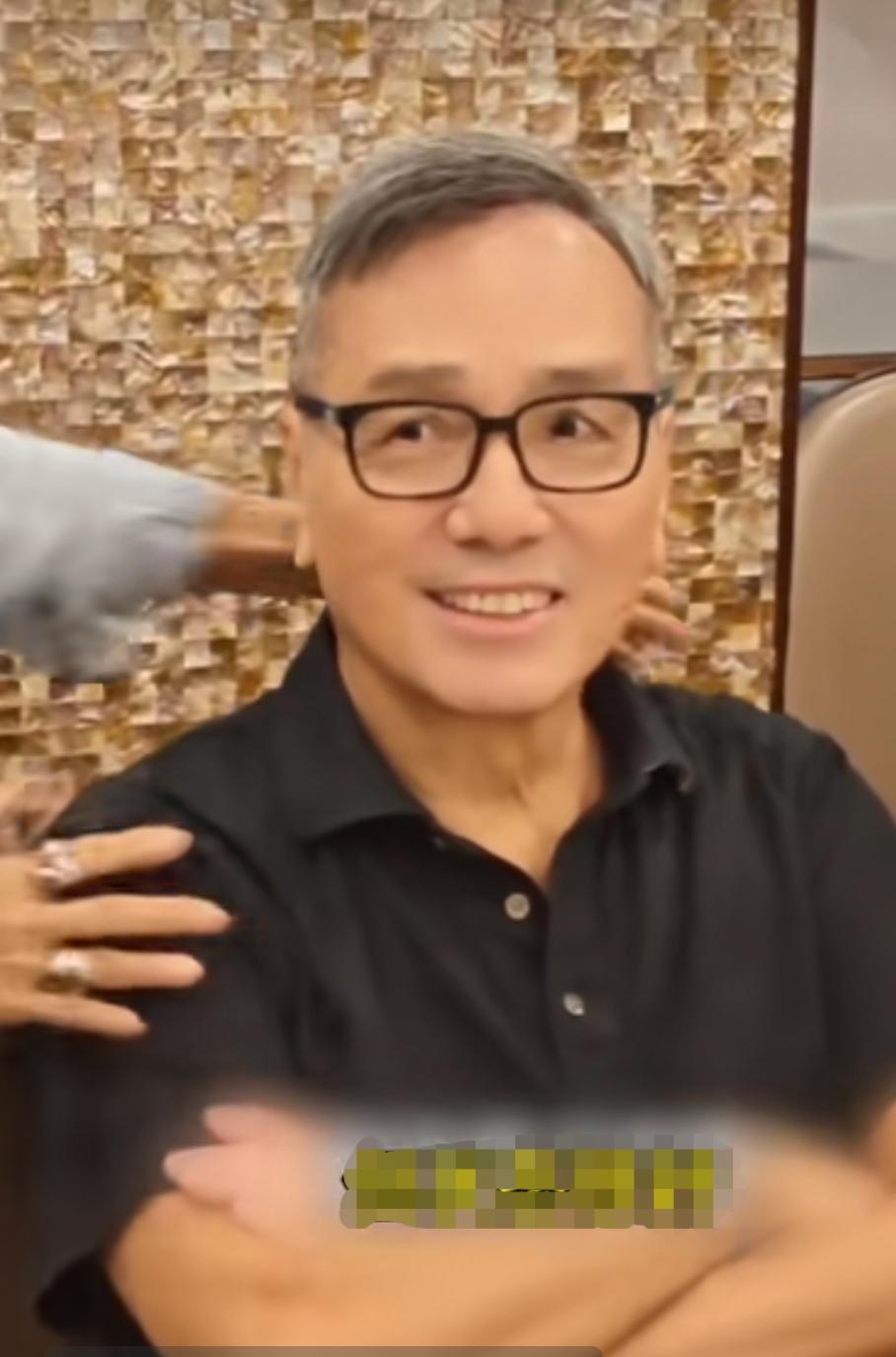 七十五岁的香港明星伍卫国还是那么帅。虽然头发白了，但是人家伍卫国脸上看不到一丝皱