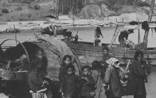1854年，英国一商船偷载了44名中国幼女出发，其中最大的只有8岁，谁都想不到，