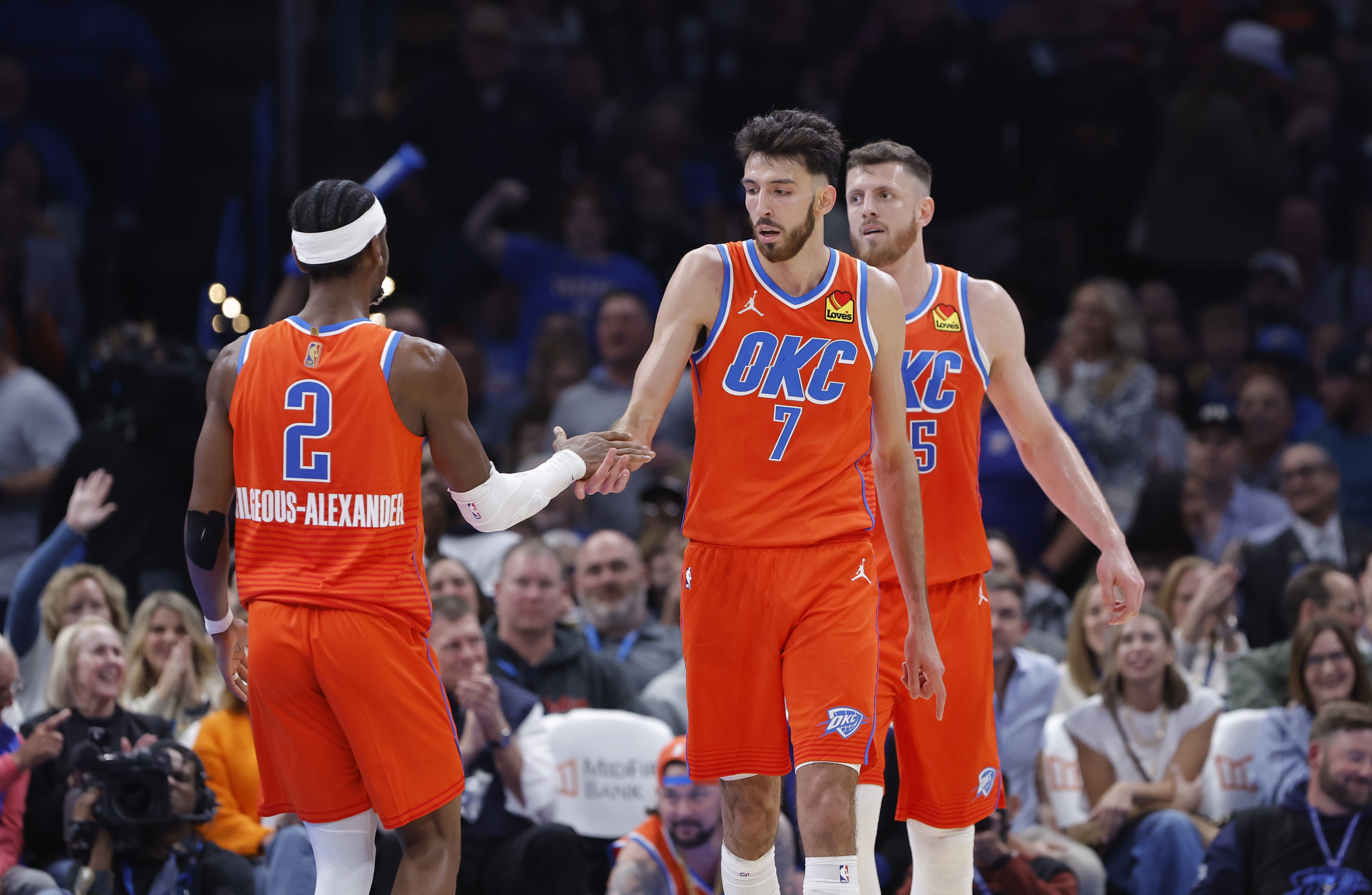 火箭队完全可以去追逐雷霆队的明星中锋切特·霍姆格伦。有NBA专家施雷斯塔就建议火