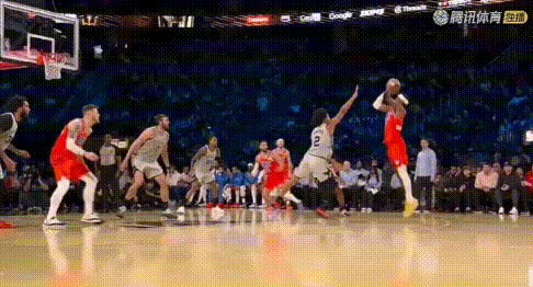 库里哭死！SGA前仰跳投造犯规引热议。这球哈珀离着1米远干扰，动作相当标准。可