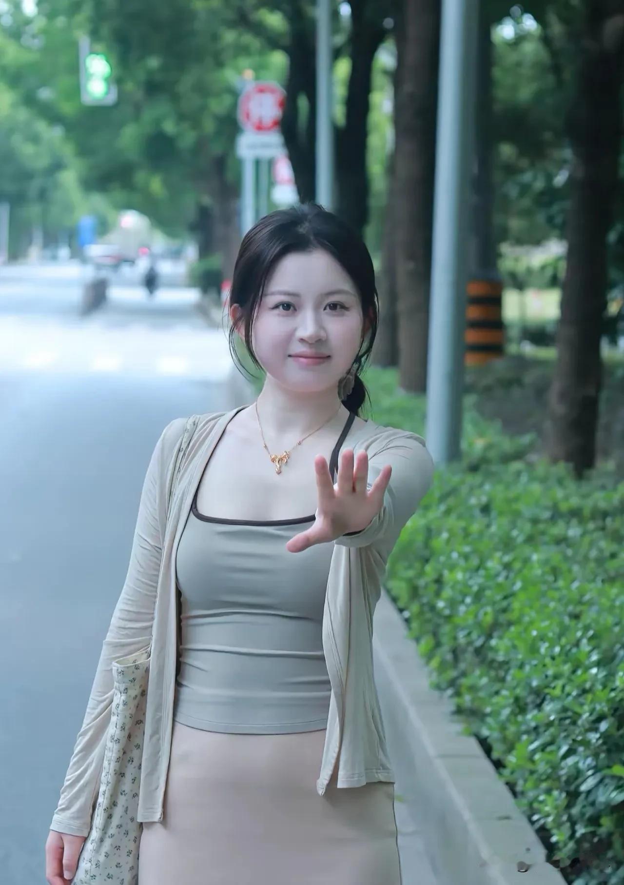 气质如兰，甜美如蜜。日常温柔，生活有光。今日份甜美女孩已上线