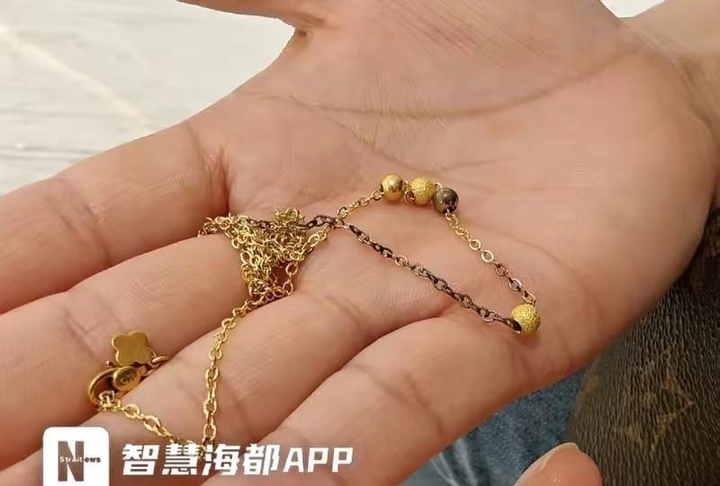 福建，女子在周大福买了2条金项链，5年后去门店进行保养和修复时，发现项链过火后发