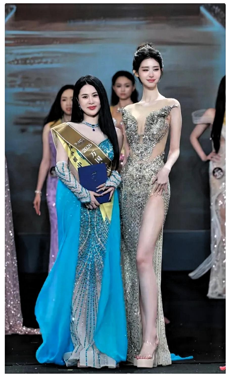 颁奖的是上届冠军，结果她一上台，所有人目光都被吸引过去，反倒没人关注新科冠军。