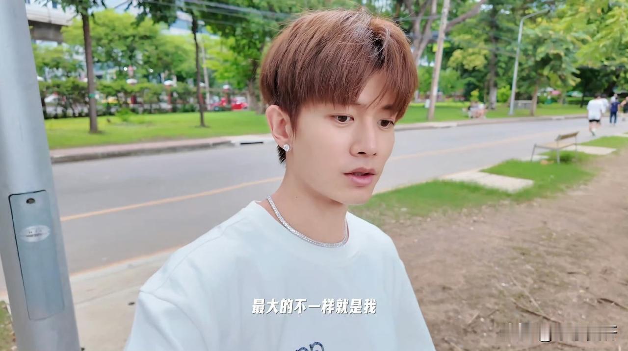 看到蜥蜴和猫咪🐱任嘉伦是两种状态，一种是傲娇的“哼”一种是有点惊慌失措，