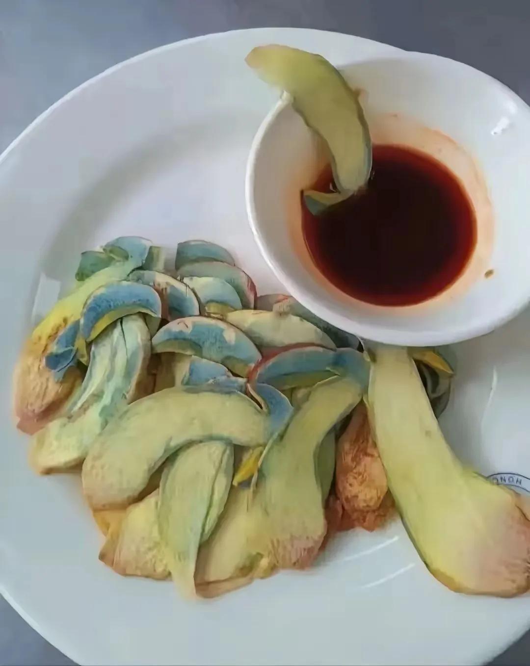 有群众报警：快来！有两口子正在打架！昆明一对夫妻吃见手青中毒，丈夫以为妻子是蛇，