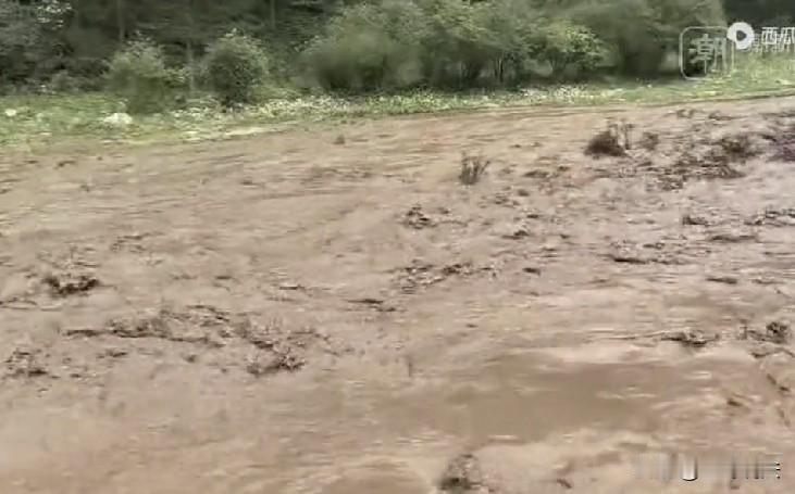 甘肃，一男子12点10分在双石门景区正在买票，突然大雨倾盆，大块冰雹掉在地上，男