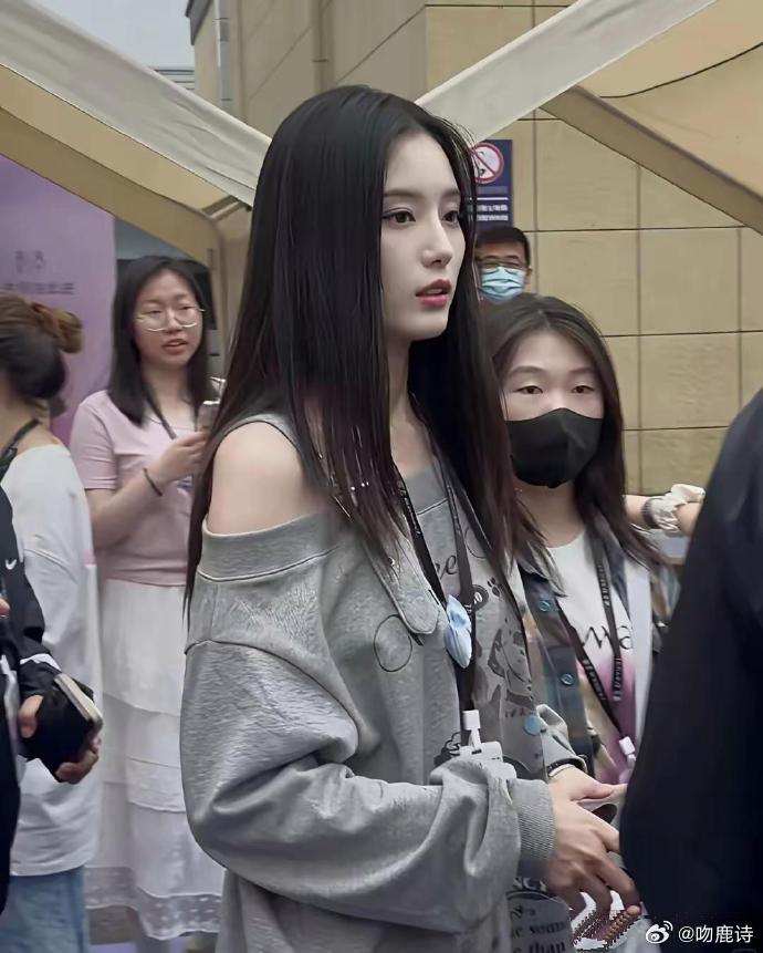 偶遇徐艺洋，那叫一个白到发光！个子高挑，模样超美，黄子韬可真是捡到宝啦​​​