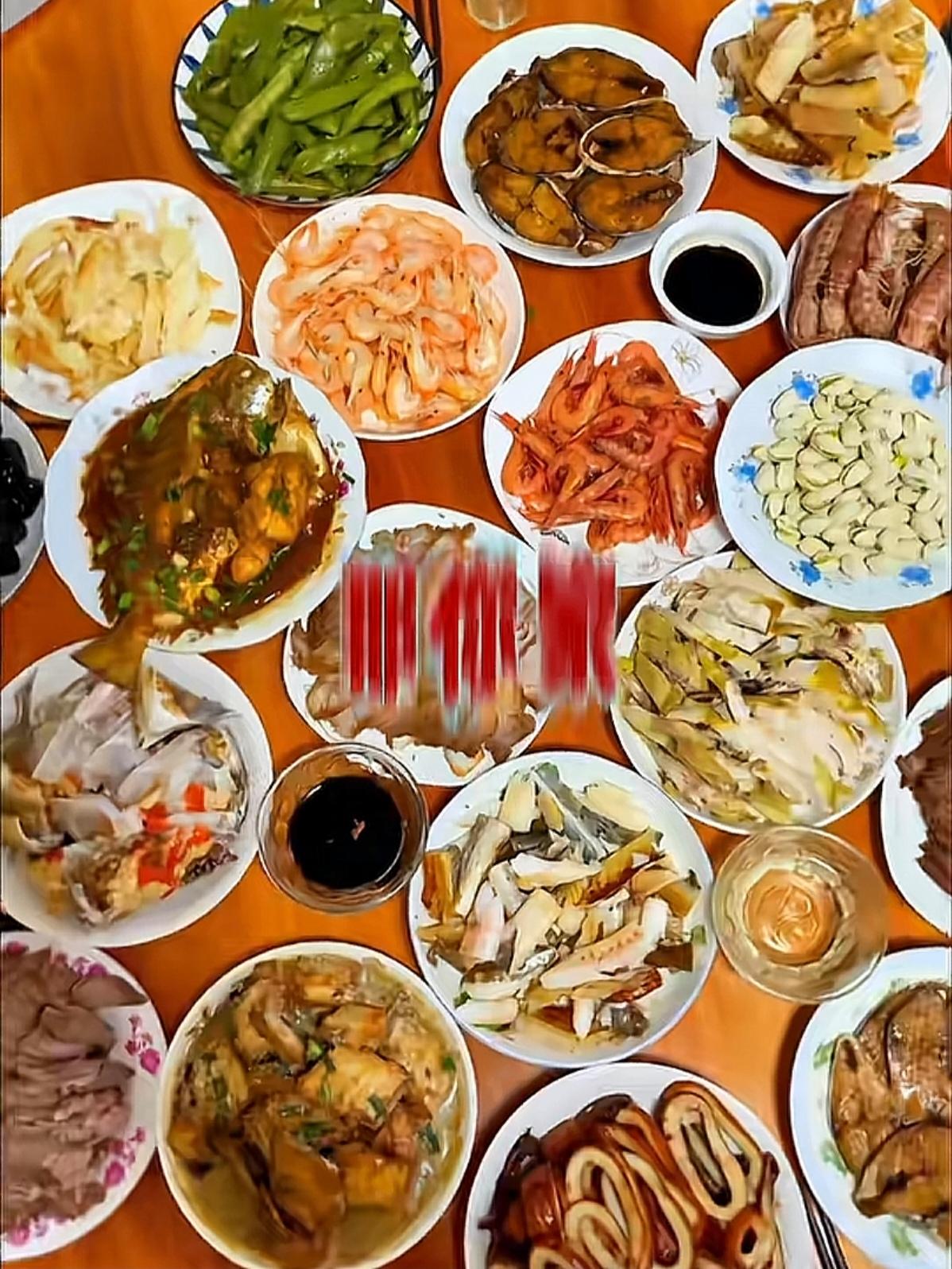 这是浙江哪个城市的菜？这么多的海鲜，而且摆盘也很精致。但是，总感觉是融合了浙江每