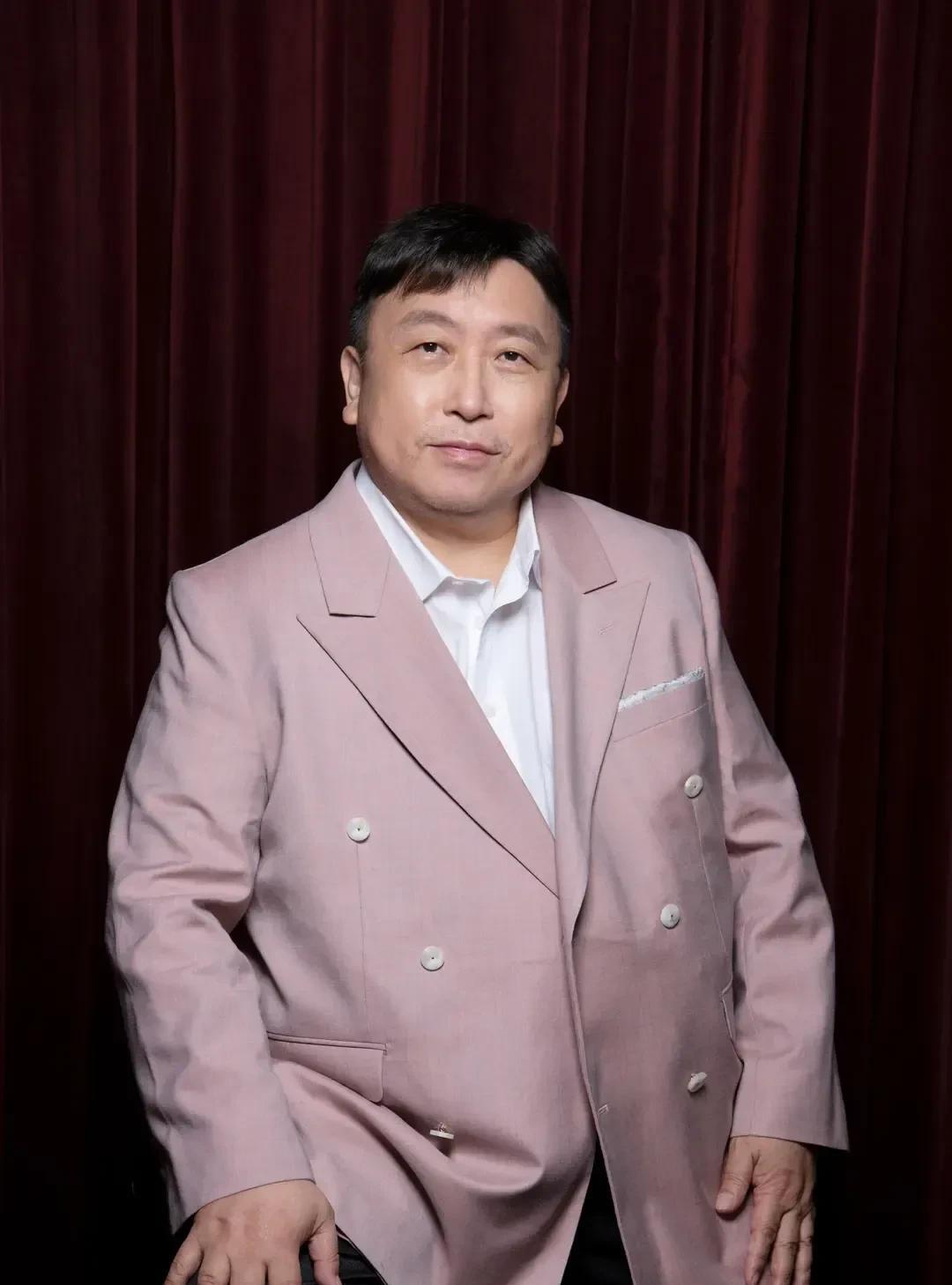主持人问王晶:“你赚了那么多钱，你觉得金钱给你带来的是安全感更多，还是烦恼更多？