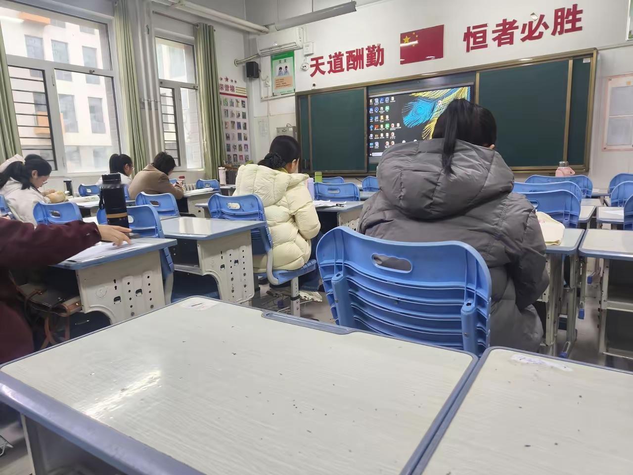 上次参加一个教室培训竟然找不出第3男老师？教师群体的现状不仅在中小学，女教师占