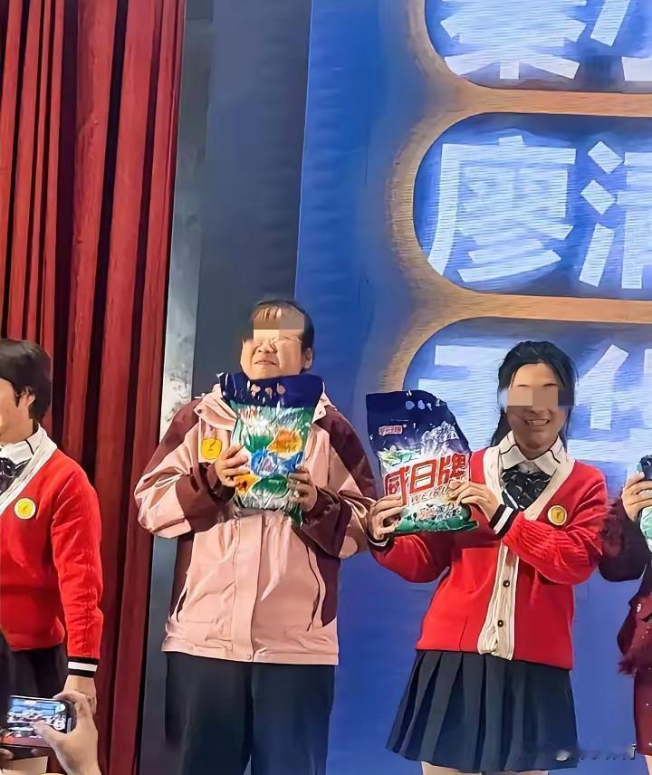 洗衣粉被扔在酒店厕所的角落，包装都没拆。这不是小气，是战略失误。他们把一年一