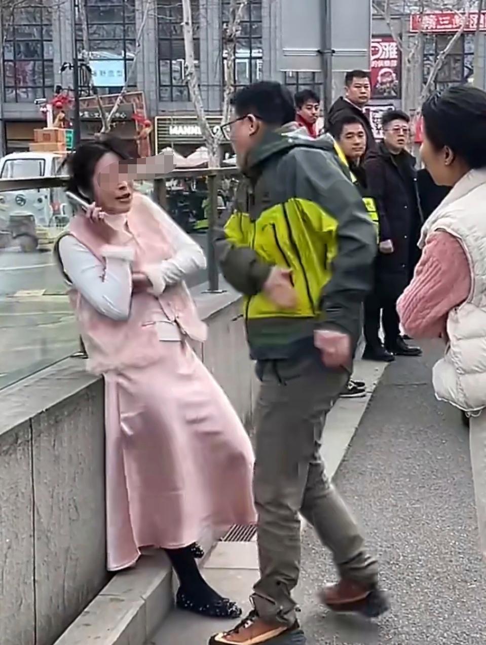 3月8日江苏扬州单行道上演的剐蹭闹剧让人唏嘘不已。（个人观点仅供参考，无任何不