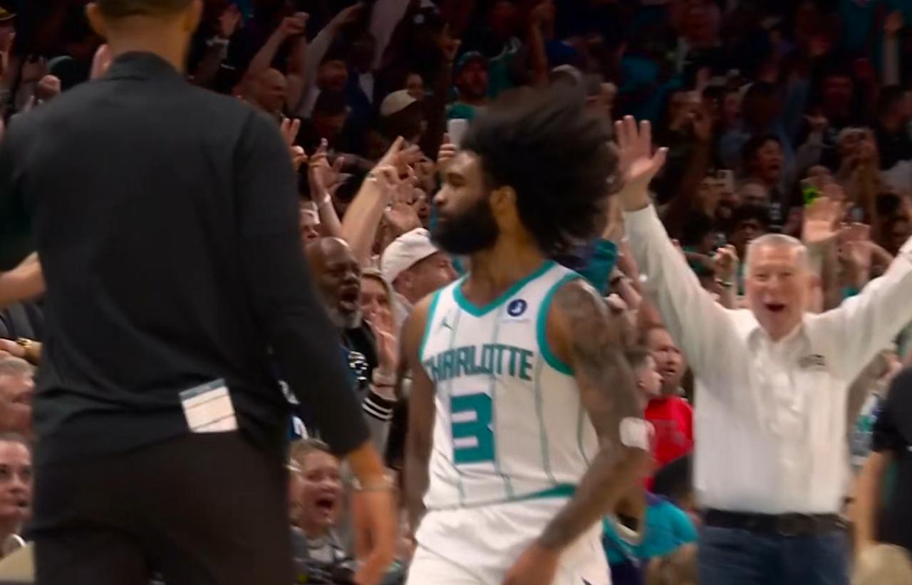 科比怀特今天实在太神奇了，不只是第四节最后那个高难度的绝平三分，第三节最后那个压