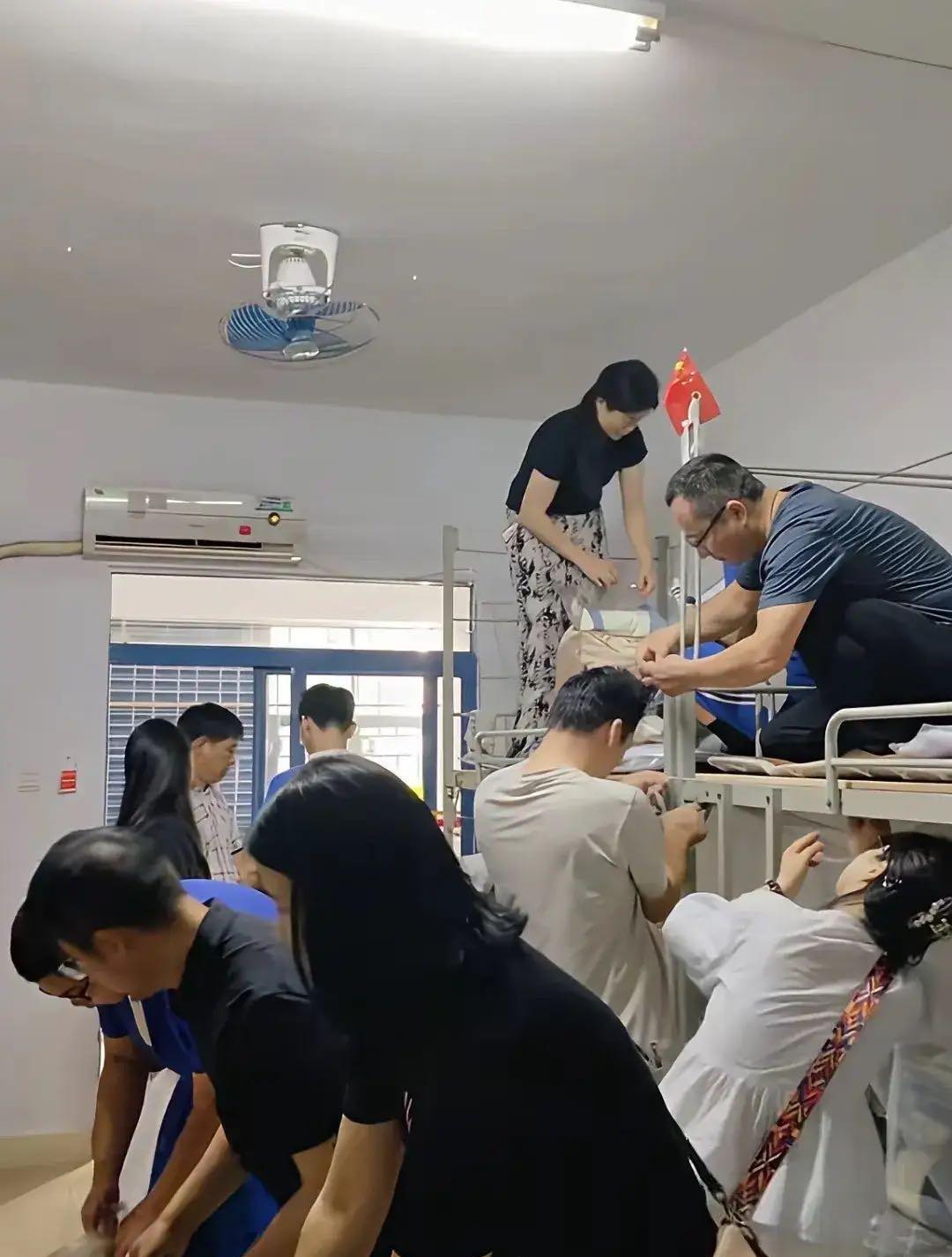 每当开学的时候，只要是住校的学生，宿舍里就会出现图片中这样的景象，家长们忙碌不停