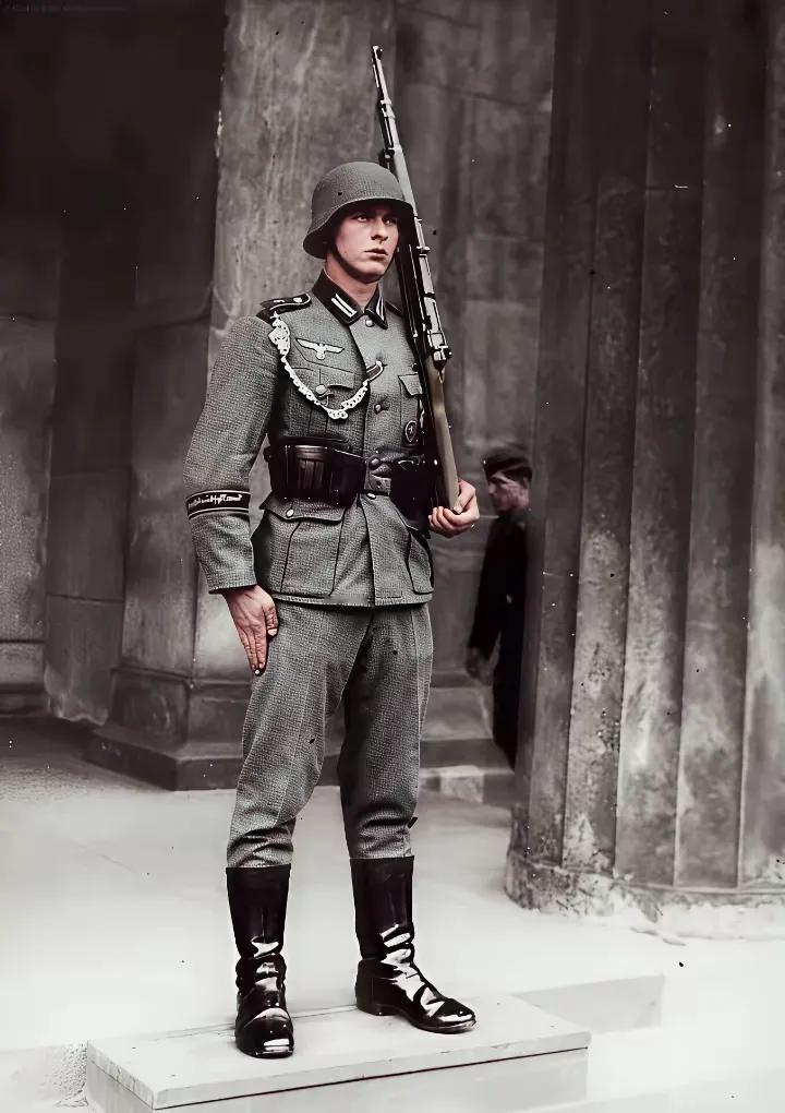 二战时期，德国士兵站岗的姿势是这样的，他们的双腿不是并拢，而是岔开，据说这种姿势