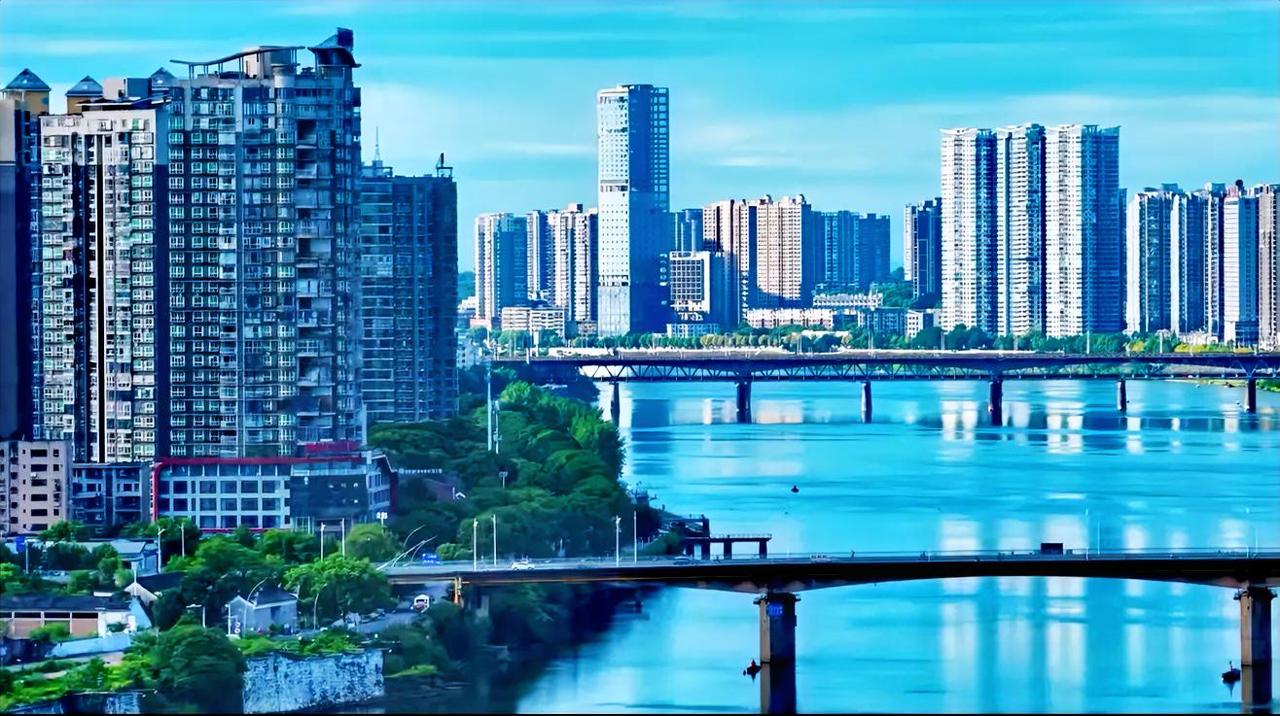 说实话，真搞不懂衡阳。看看很多地方的三线城市，往江边发展的同样都是三线城建，而且