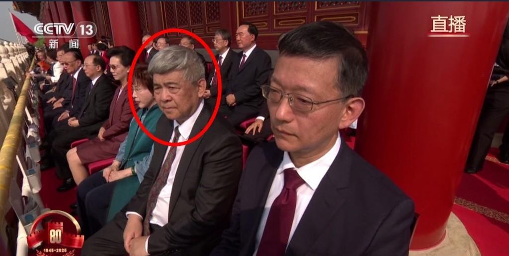 天安门城楼上洪秀柱旁边的老先生是谁？他叫车晴，是抗战名将张自忠将军的外孙，现任