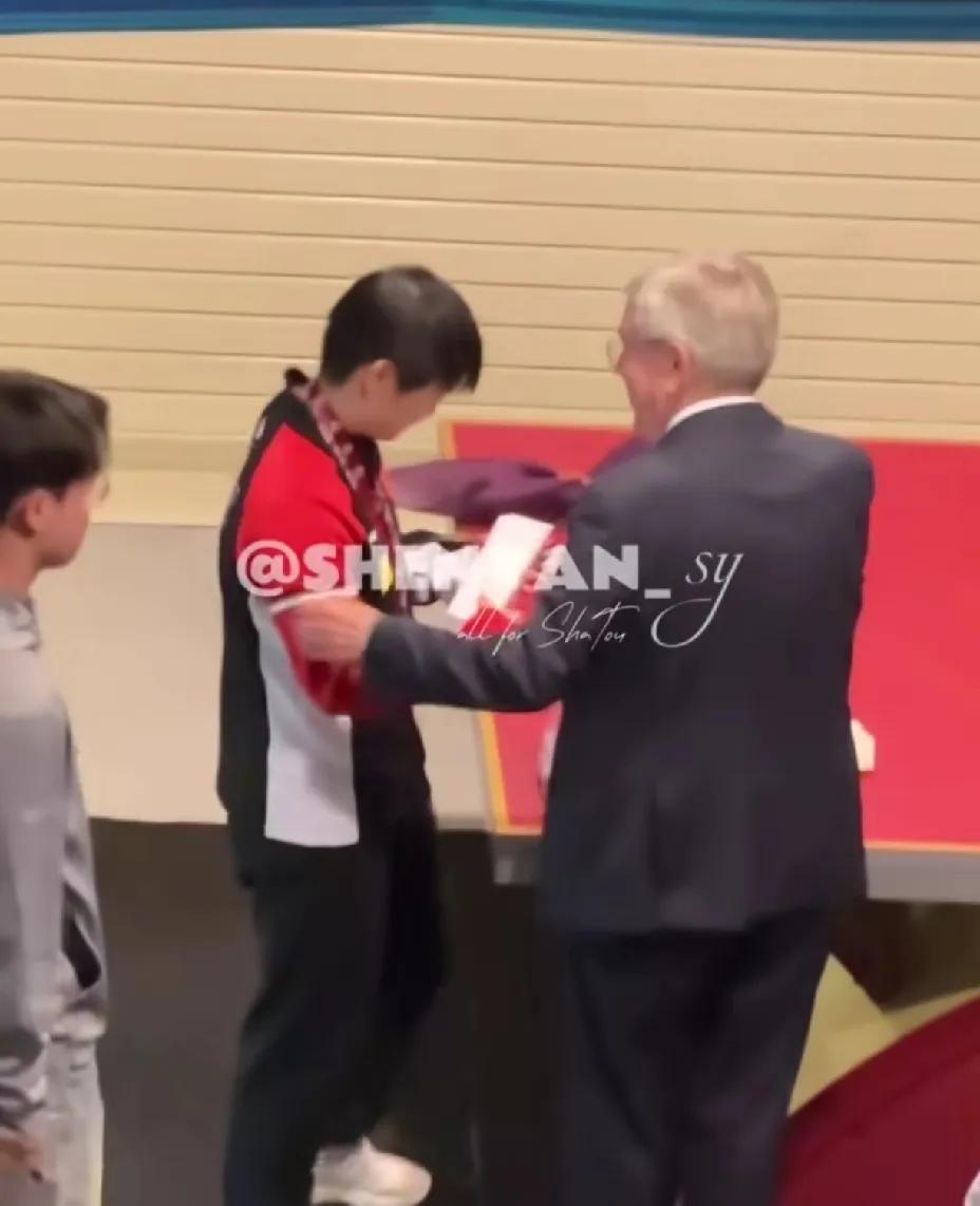 巴赫这是多喜欢莎莎，又是颁奖，又是送礼物，还把联系方式给了莎莎。莎莎说只