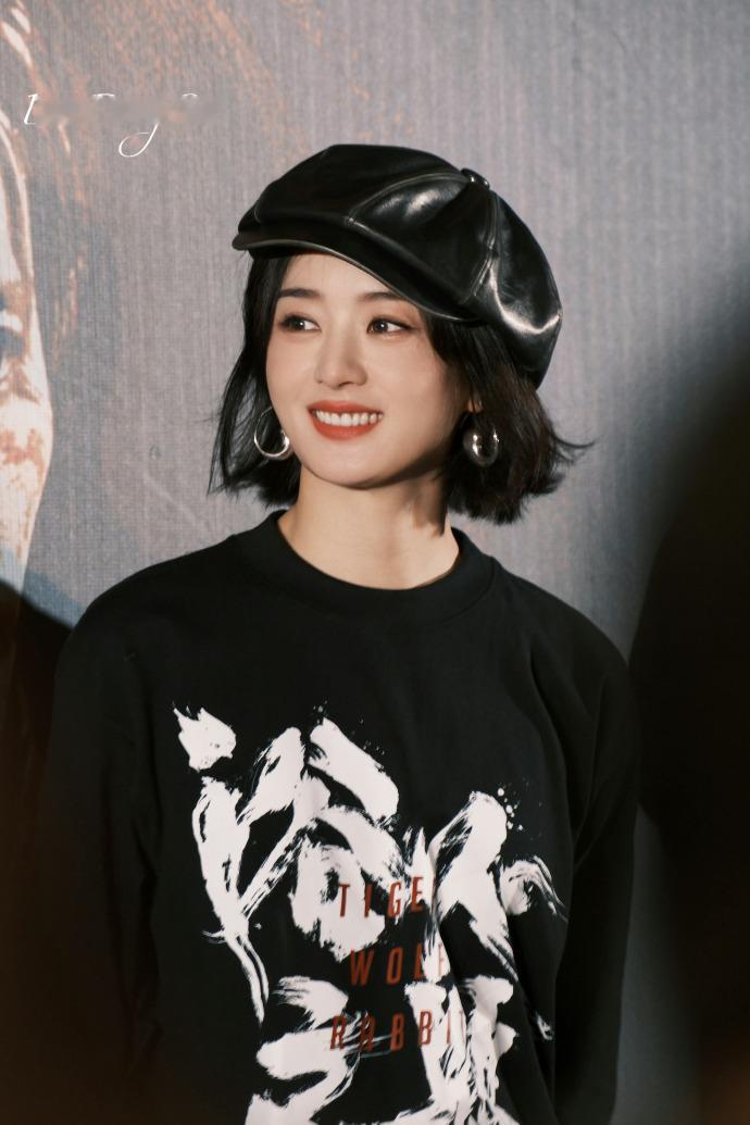 1.赵丽颖的下一部剧接触的是电视剧《女刑警队长》，张永新导演，班底是非常不错的，