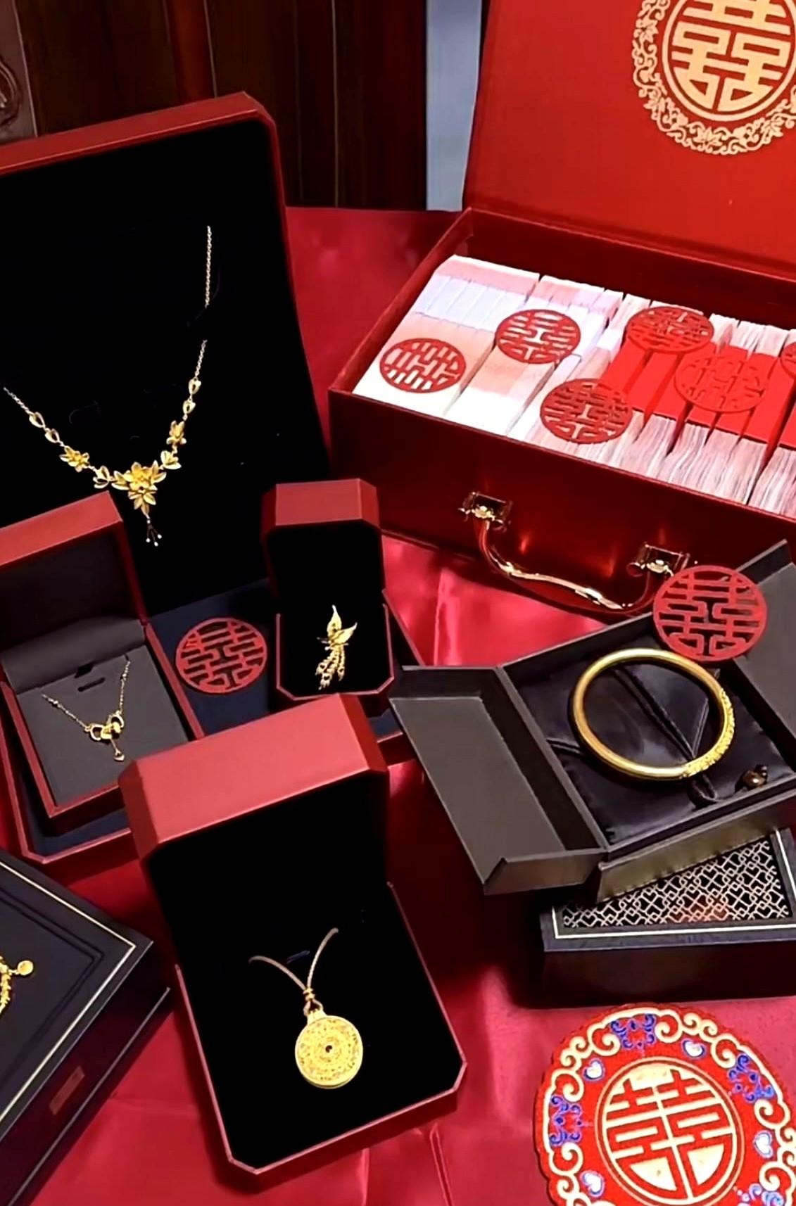 今天儿子订婚，给女方拿了25万，高高兴兴地去订婚了。结果到地方女方家来一句，不