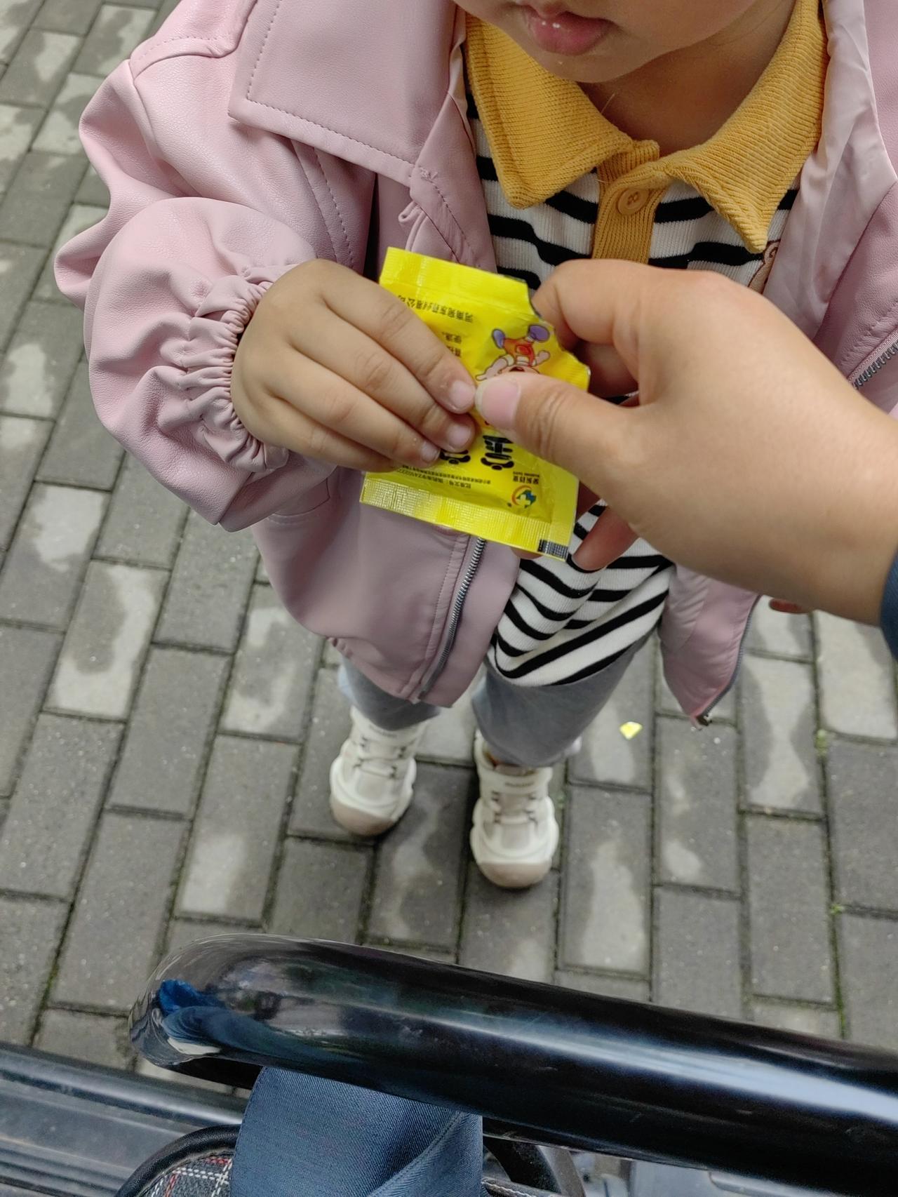 我家老二因为肚子不舒服，两天都没有去学了。今天早上我刚把他叫醒，他迷迷糊糊都来一