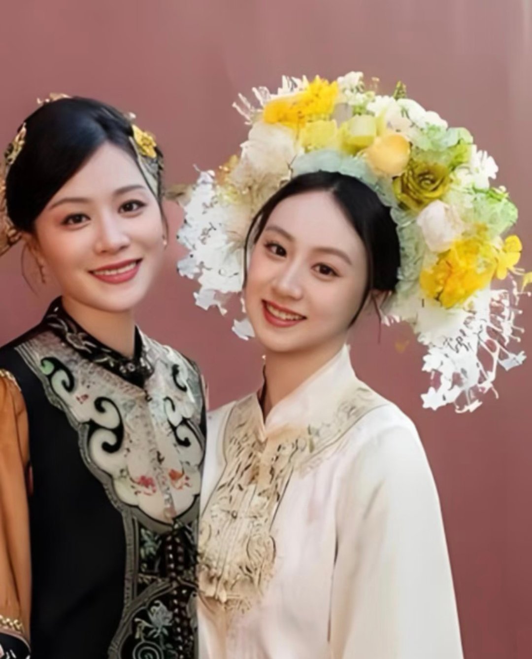 森碟抱着叶一茜拍照本来觉得森碟和爸爸长得更像，现在母女俩合照其实和妈妈也很像啊，