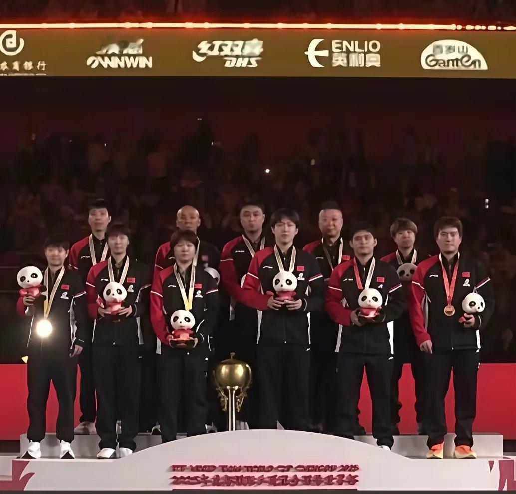 成都混团颁奖仪式上惊现玄学名场面！🏆国乒团队佩戴金牌手捧熊猫玩偶站在颁奖台上。