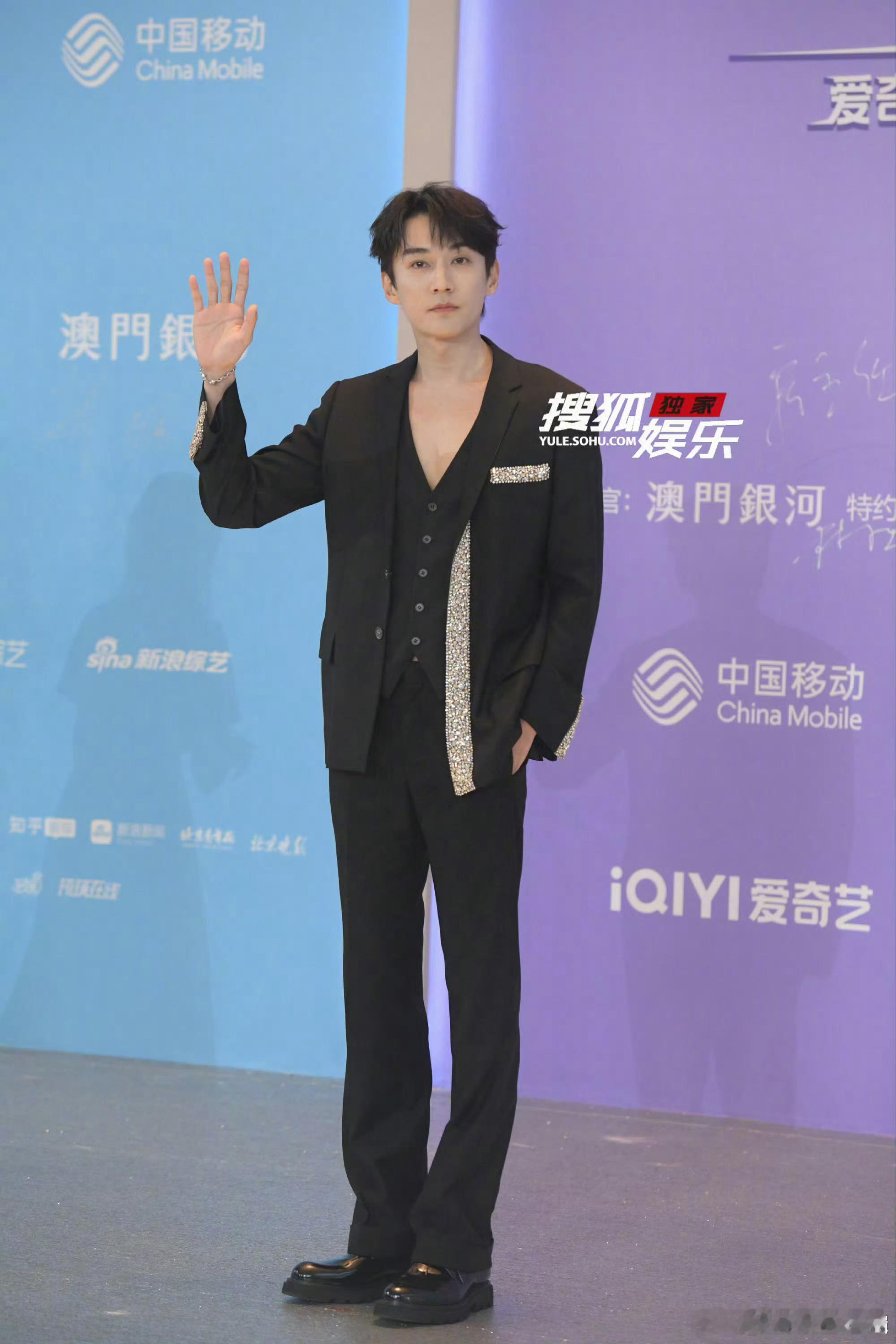 老刘状态真的不好啊，两眼无神，保重身体哈