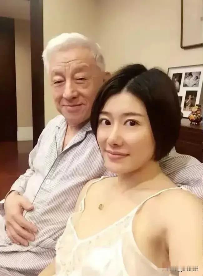台独份子曹兴诚这货今天崩溃了这个不要脸的，在大陆包小40岁的小三在台湾搞台