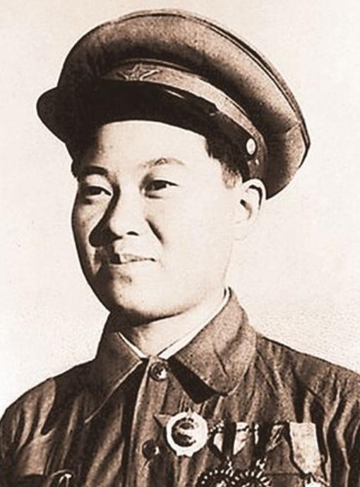 1950年，一名战斗英雄下身血流不止，医生正要帮他脱裤治疗，他强忍疼痛阻止要求寻
