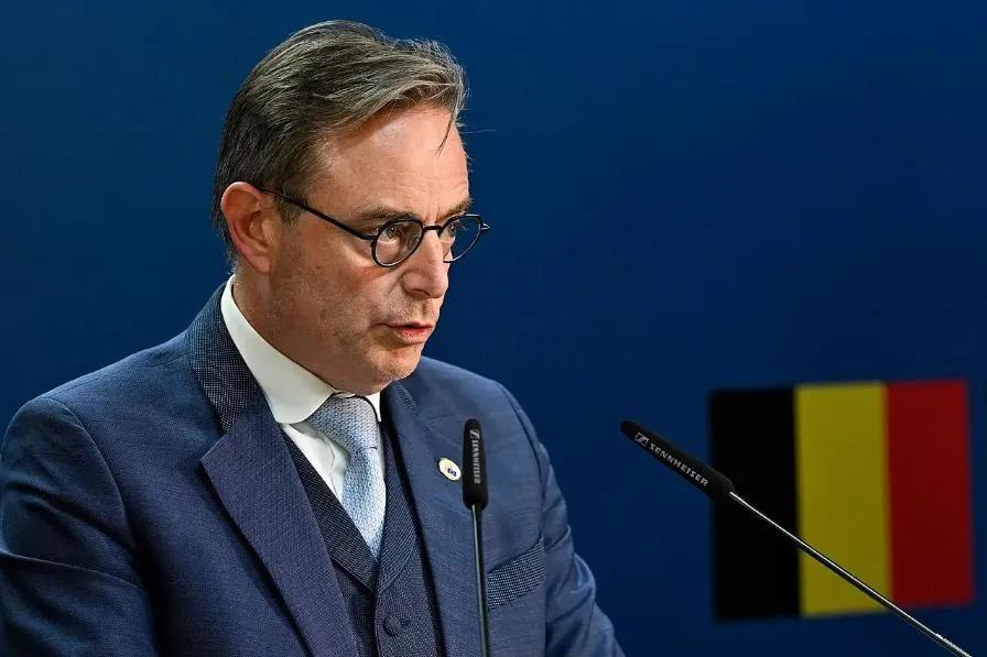 比利时首相巴特·德韦弗认为，欧洲此前对美国总统老特过于宽容，竭尽所能地讨好这位美