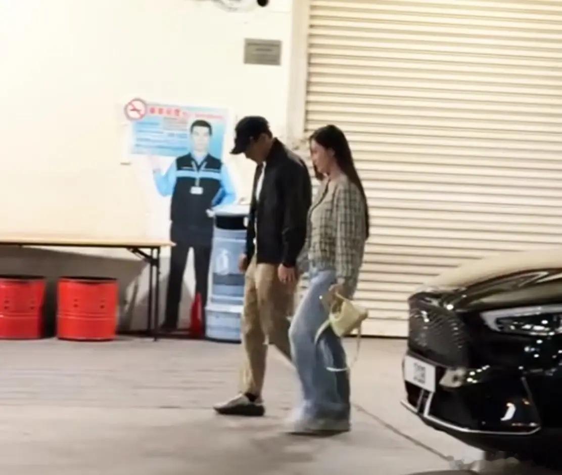 刘恺威被拍到带女生看演唱会，两人手牵手，这是又恋爱了吗？这个女生明显不是上次公开