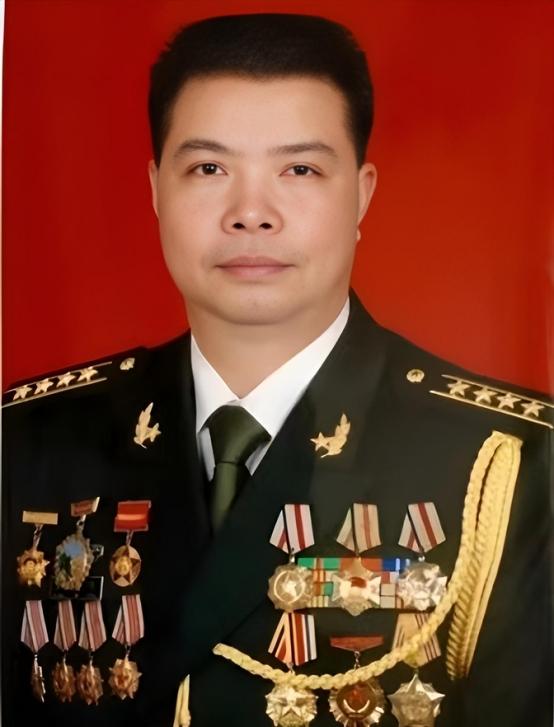 1985年，侦察兵隆志勇越境侦察，竟意外撞见了巡逻的越军。越军立即开火，一枪精准