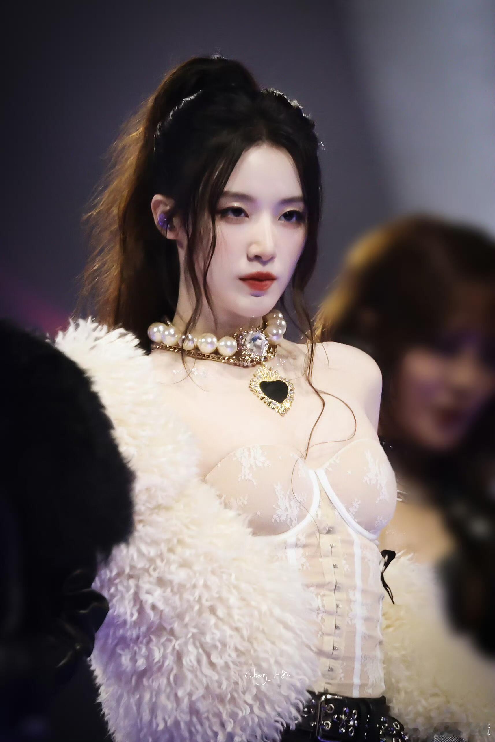 MAMA舞台叶舒华太美了，项链消失术，这么大的珍珠和爱心！！