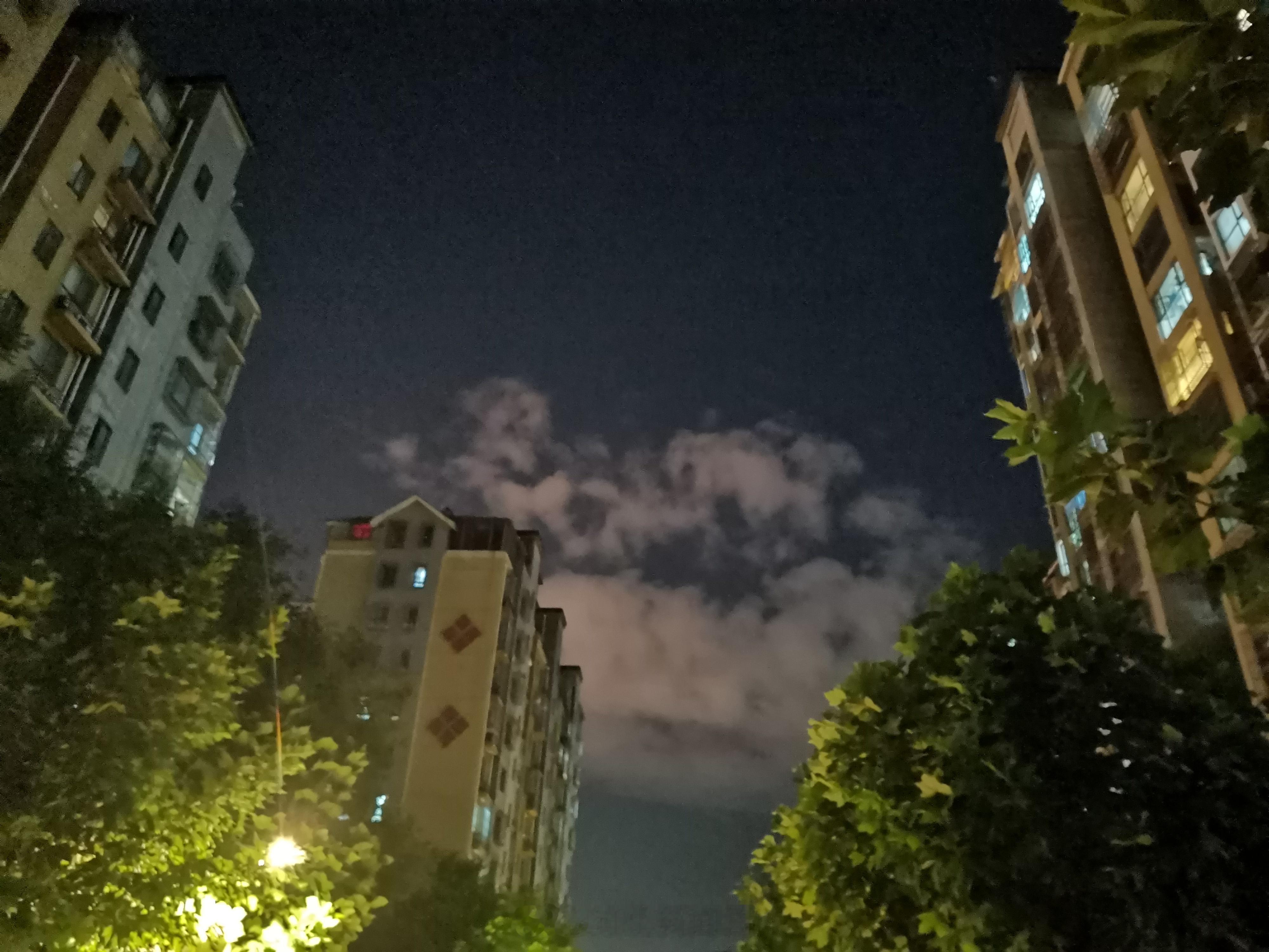 住了十年的房子开始报复我房贷没还完房子先老了近日，“住了十年的房子开始报复我”登