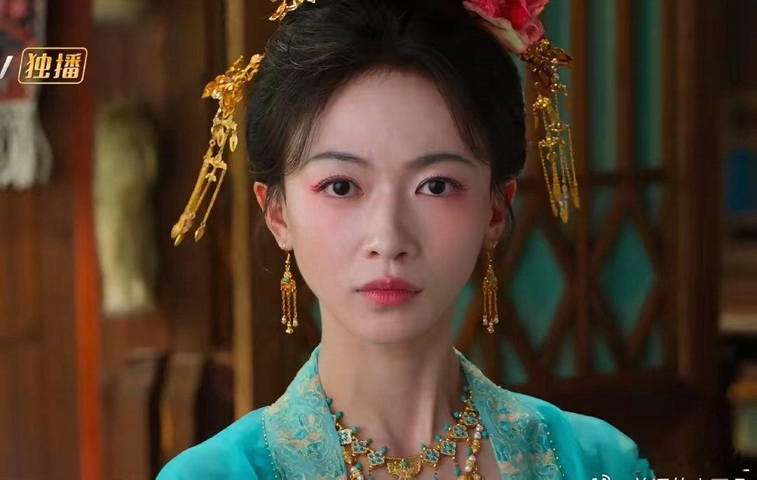 吴谨言也是早就不适合古偶了，要不是于正这个颜值状态放短剧里都没人看